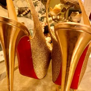 Gold Glitter Platform Louboutin 👠✨